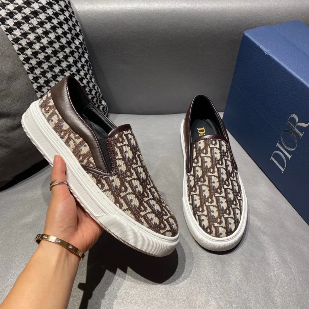 Men's men's shoes 💰360, Dior series casual shoes 👟🔥🕷🕷【Dior】Dior New casual men's shoes are launched in Hong Kong counters. Official website 1:1 production. Original Italian materials. Designed by European and American masters. Perfect shape to create counter quality, solid color rubber wear-resistant outsole and classic dazzling head! Super versatile and very comfortable. High-end without losing taste, fashionable and novel! ! Absolute focus! Code number: 38-45